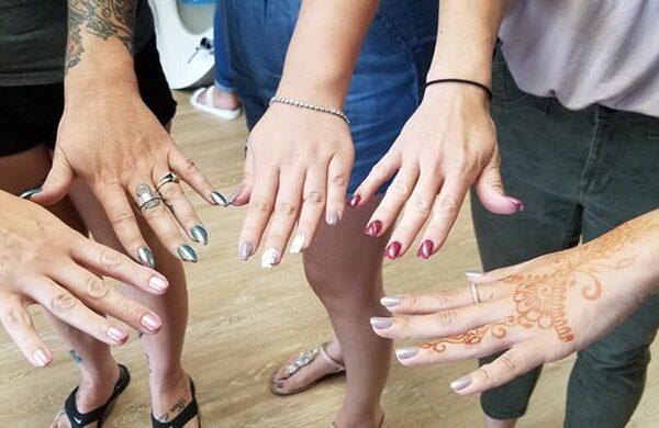 Mujeres haciéndose la manicura de uñas - Joy of Life Subrogación