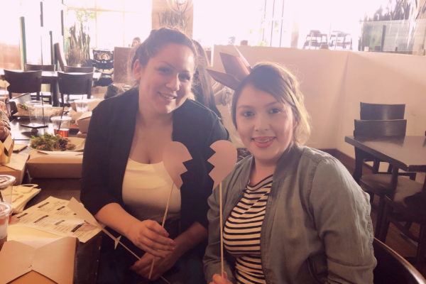 2 mujeres jóvenes sentadas en el restaurante. Joy of Life Subrogación