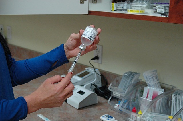 Un médico prepara la vacuna para las madres sustitutas. Joy of Life Subrogación