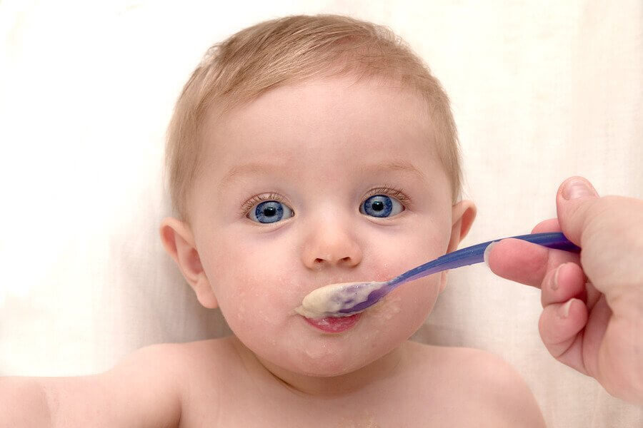 一个蓝眼睛的新生婴儿正在吃他的婴儿食品—— Joy of Life 代孕