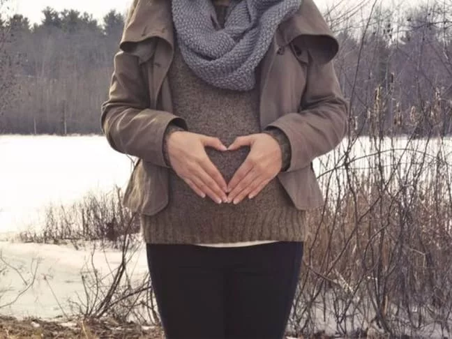 站在雪前的孕婦 - Joy of Life 代孕