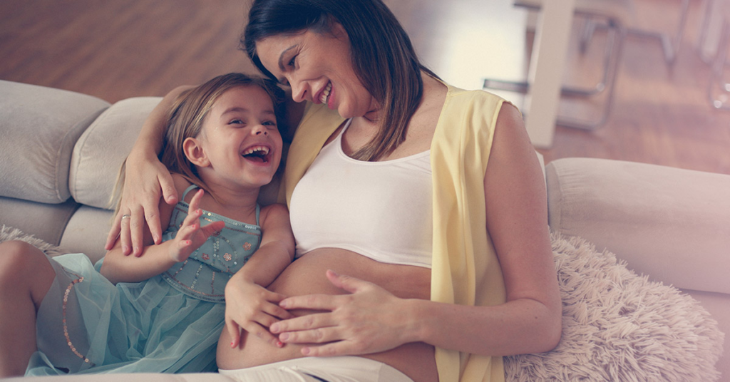 一位母親抱著她的小女兒—— Joy of Life 代孕