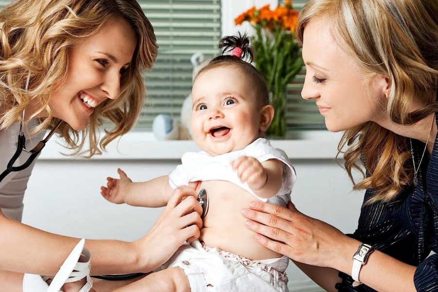 醫生和寶寶的媽媽正在玩一個可愛的寶寶 - Joy of Life 代孕