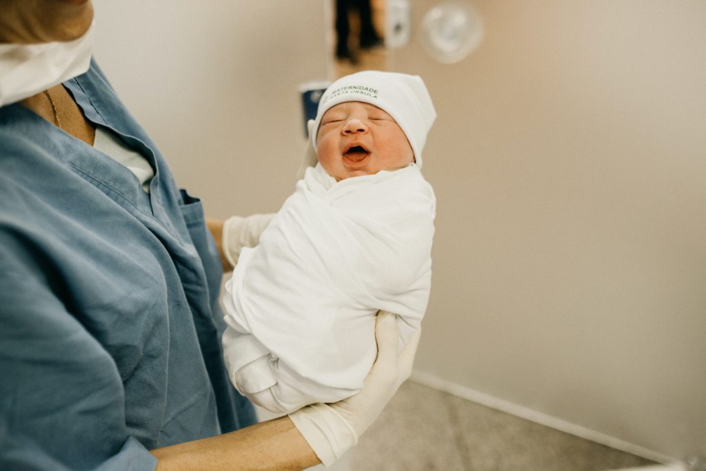 妈妈抱着刚出生的婴儿—— Joy of Life® 代孕、代孕机构加州