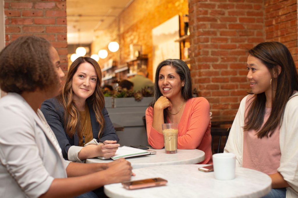 Agencias de subrogación California - Consultor de subrogación está hablando con clientes - Joy of Life® Subrogación