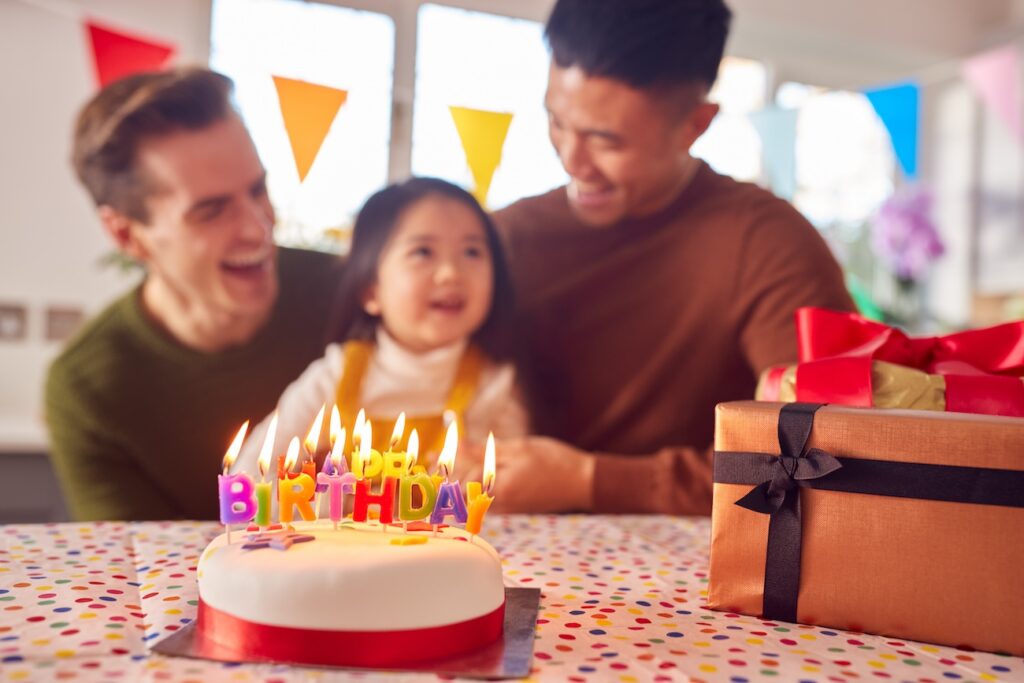有两个爸爸的家庭在家用蛋糕和派对庆祝女儿的生日