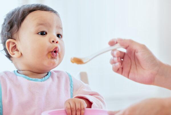 讓您的寶寶愛上固體食物：給父母的建議！