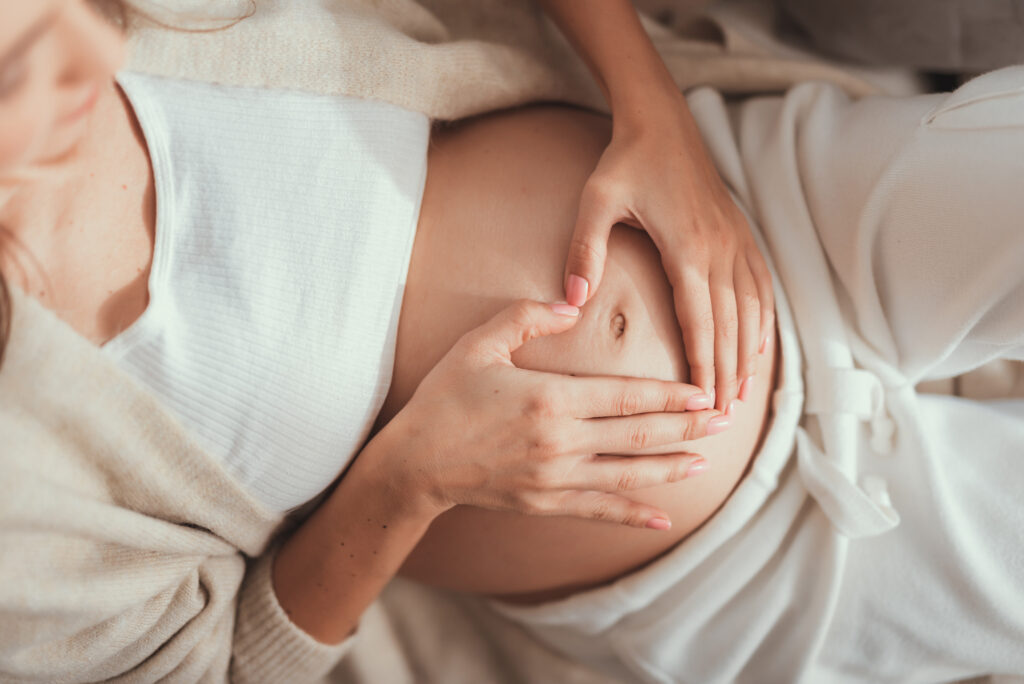 孕妇腹部的特写，双手放在上面