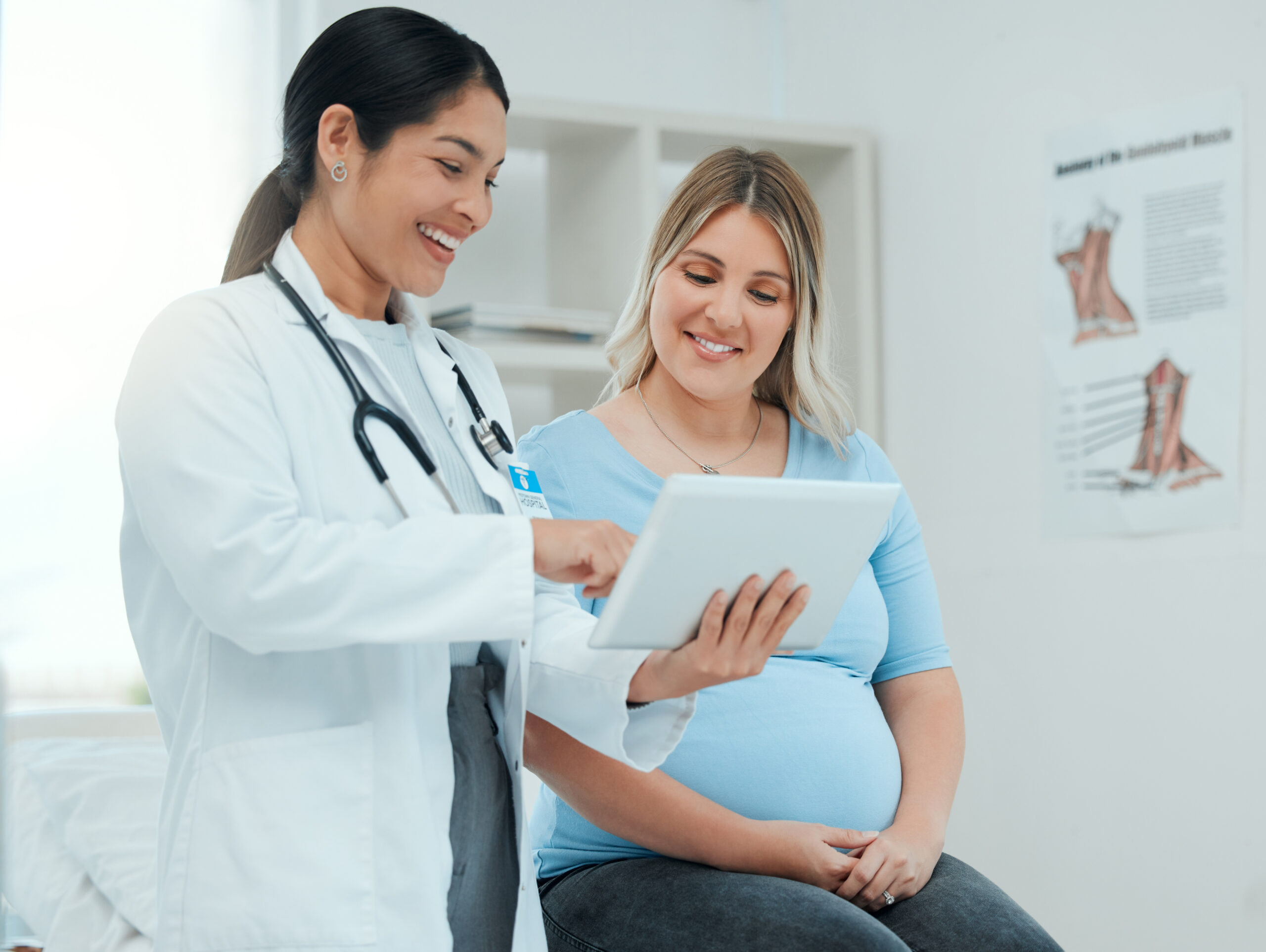 医生向怀孕患者展示触摸板。